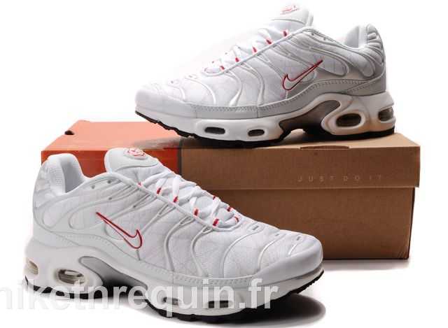 air tn blanc rouge claque la marque noire vendue a Red Hook (1)